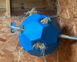 STABLE ENRICHMENT STATION – Spinning Forage Feeder That Fits Any Corner