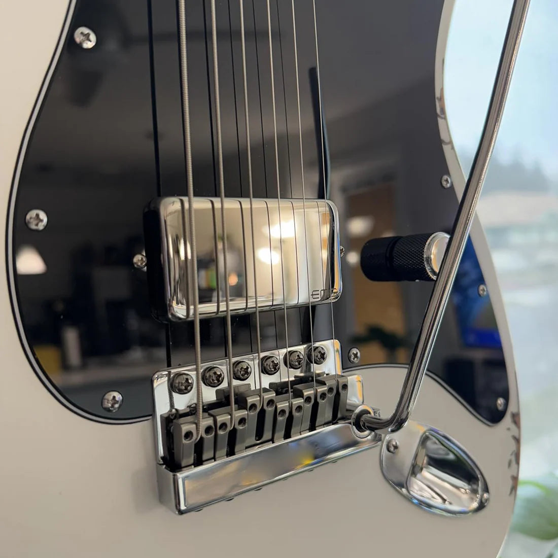 Plug-in guitar tremolo bridge