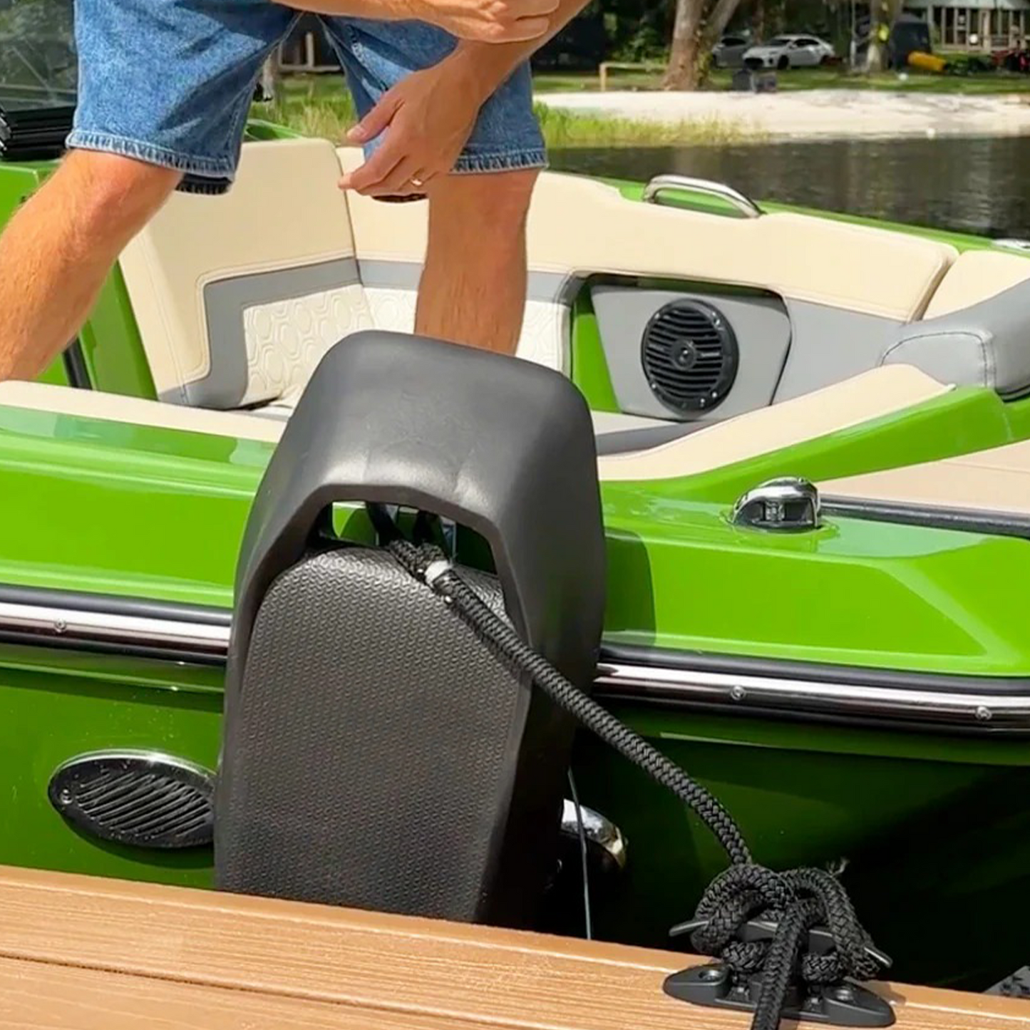 Knot-Free Marine Fender with Integrated Strap System