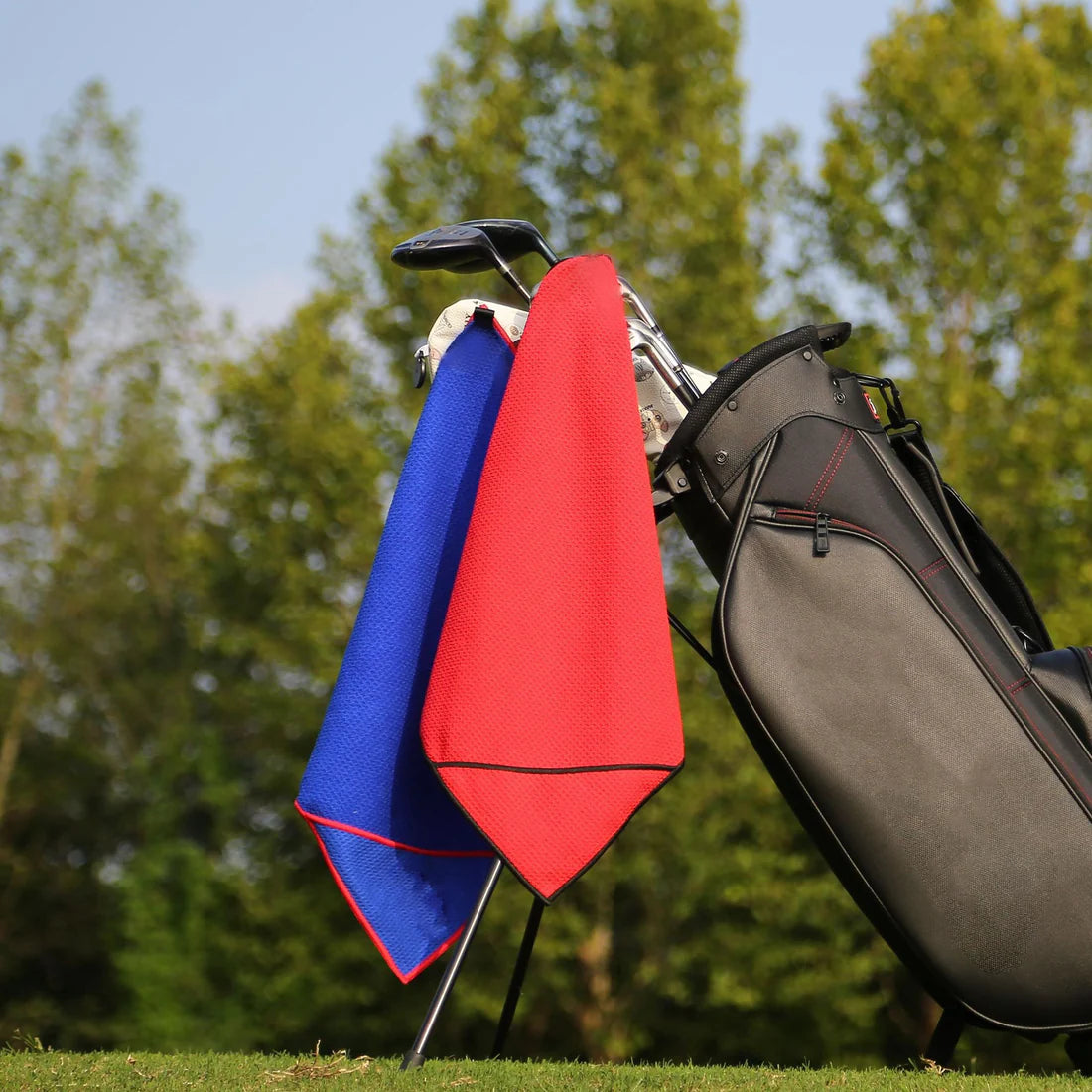 Anti-bend back protection design magnetic golf towel