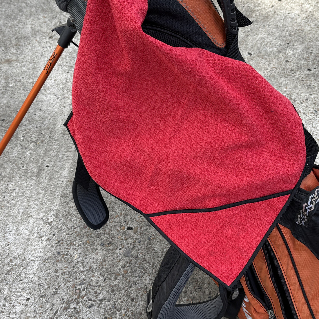 Anti-bend back protection design magnetic golf towel